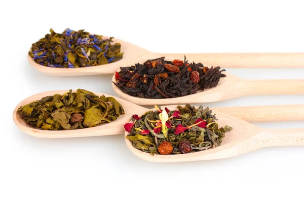 Коллекция сухого зеленого и черного чая в деревянных ложках, изолированных на белом — стоковое фото