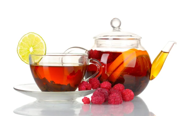 Herbaty czarne owoce w szklany czajnik i filiżanki na białym tle — Zdjęcie stockowe