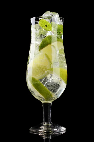 Glas Cocktail mit Limette und Minze auf schwarzem Hintergrund — Stockfoto