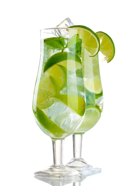 Glazen cocktail met kalk en mint geïsoleerd op wit — Stockfoto