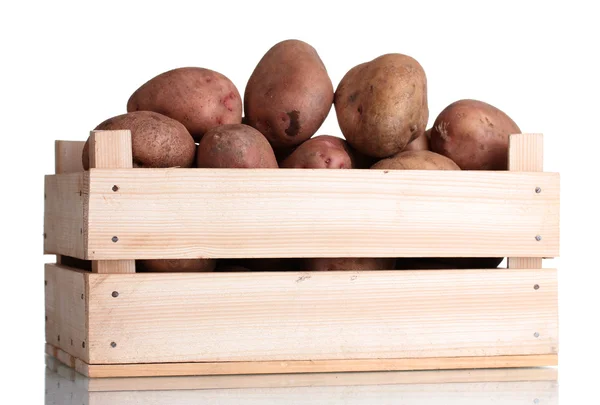 Surowe ziemniaki w drewniane pudełko na białym tle — Zdjęcie stockowe