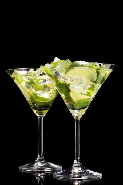 Glasögon av cocktails med lime och mynta på svart bakgrund — Stockfoto