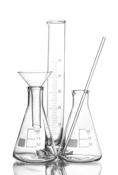 Три порожні лабораторні скляні посуд з відображенням ізольовані на білому — стокове фото