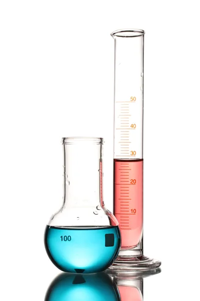 Dois frascos com líquido azul e vermelho e com reflexão isolada sobre branco — Fotografia de Stock