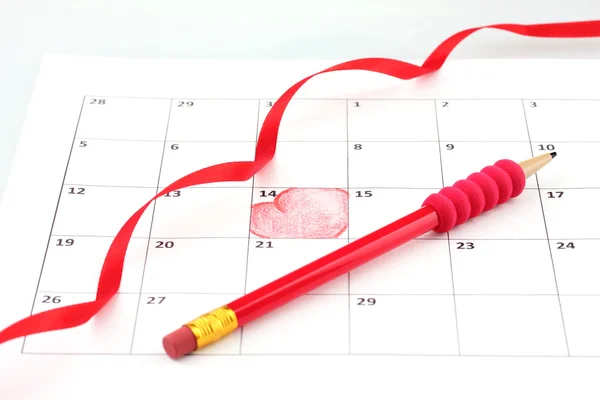 Página de calendário com corações, lápis e fita no dia de São Valentim — Fotografia de Stock