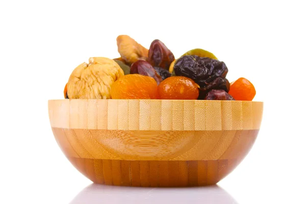 Frutta secca in ciotola di legno isolata su bianco — Foto Stock