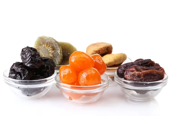 Frutas secas en cuencos aislados en blanco —  Fotos de Stock