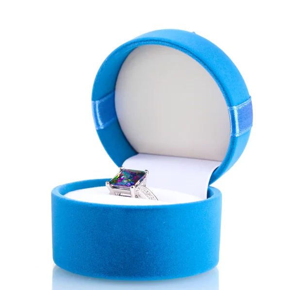 Schöner Ring mit blauem Edelstein in Tasche isoliert auf weiß — Stockfoto