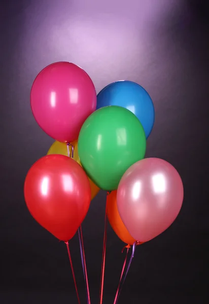 Heldere ballonnen op purole achtergrond — Stockfoto