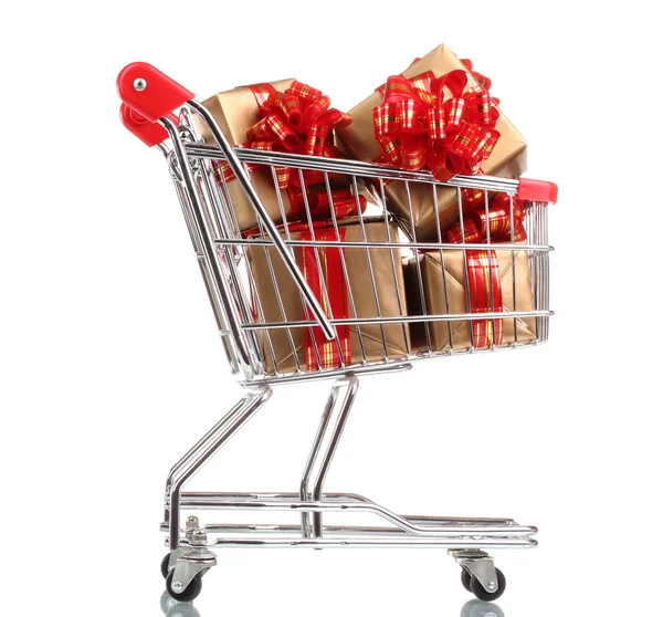 Alışveriş sepeti üzerine beyaz izole kırmızı kurdele ile güzel altın hediye — Stok fotoğraf