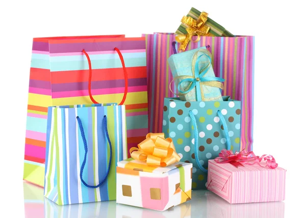 Parlak hediye çanta ve üzerinde beyaz izole hediyeler — Stok fotoğraf