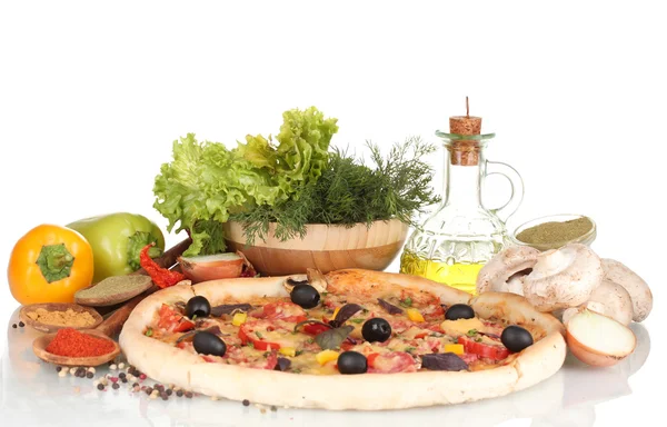 Délicieuse pizza, légumes, épices et huile isolée sur blanc — Photo