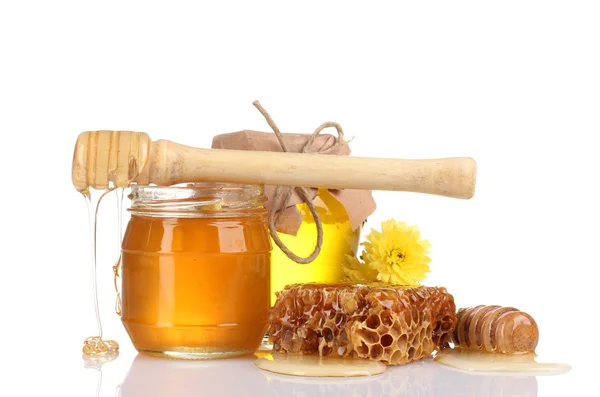 Deux bocaux de miel, nids d'abeilles et bruine en bois isolés sur blanc — Photo