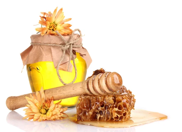 Jarra de mel, favos de mel e drizzler de madeira isolado em branco — Fotografia de Stock