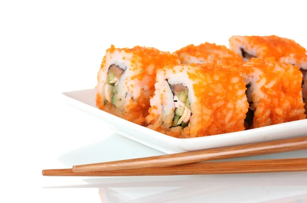 プレートと白で隔離される箸に美味しいお寿司 — ストック写真
