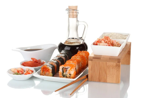 Delicioso sushi en plato, palillos, salsa de soja, pescado y camarones aislados —  Fotos de Stock