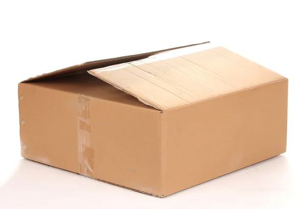 Закрита картонна коробка ізольована на білому — стокове фото
