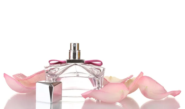 Пляшка парфумів і рожеві пелюстки ізольовані на білому — стокове фото