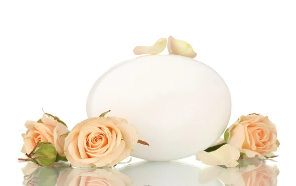 Jabón con rosas sobre fondo blanco — Foto de Stock