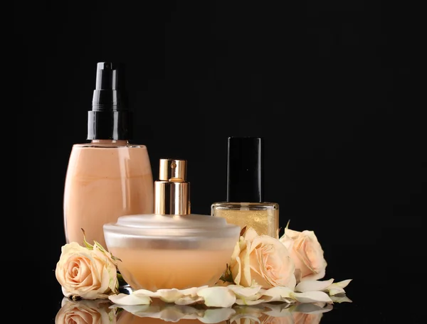 Kosmetik mit Rosen isoliert auf schwarz — Stockfoto