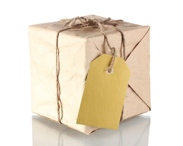 Paquete envuelto en papel marrón atado con cordel y con etiqueta en blanco aislado —  Fotos de Stock