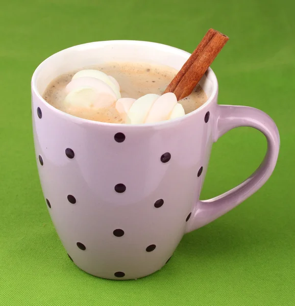 Xícara de cappucino com marshmallows e canela no fundo verde — Fotografia de Stock