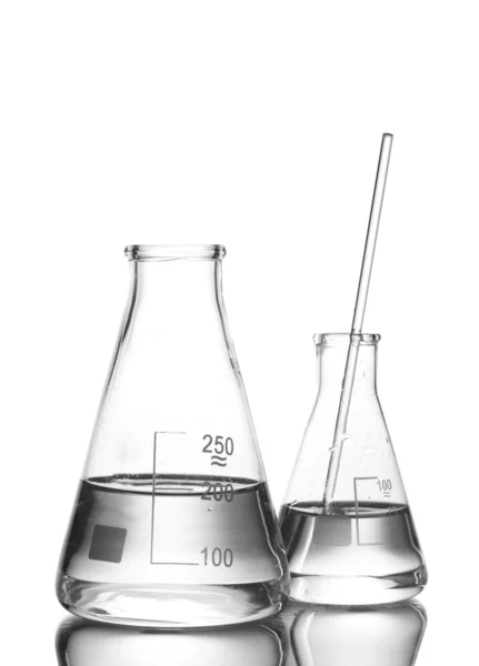 Dois frascos com água e com reflexão isolada sobre branco — Fotografia de Stock