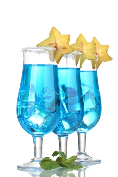 Modré koktejlové sklenice s ledem a izolovaných na bílém cukru — Stock fotografie