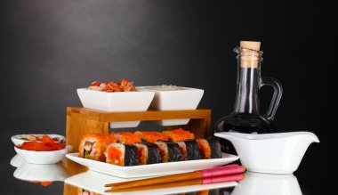 plaka, çubuk, soya sosu, Balık ve karides gri b üzerinde lezzetli sushi