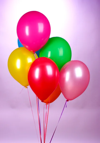 Heldere ballonnen op purole achtergrond — Stockfoto