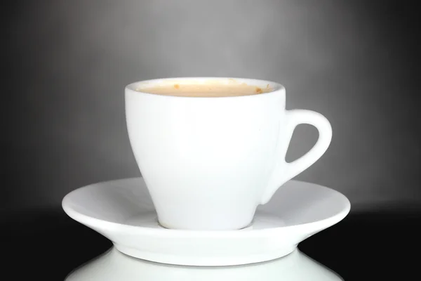 Tazza di caffè su sfondo grigio — Foto Stock