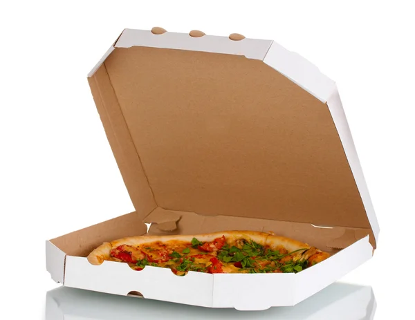 Deliciosa pizza con salchichas y verduras en el paquete aislado en whit — Foto de Stock