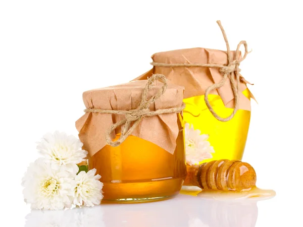 Due vasetti di miele e drizzler in legno isolati su bianco — Foto Stock