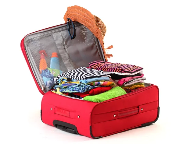 Offener roter Koffer mit isolierter Kleidung auf weißem Grund — Stockfoto