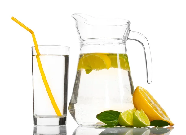 Pichet et verre de limonade et citron isolé sur blanc — Photo