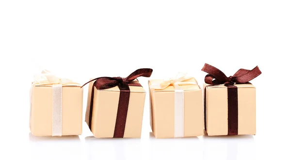 Bellissimi regali con archi isolati su bianco — Foto Stock