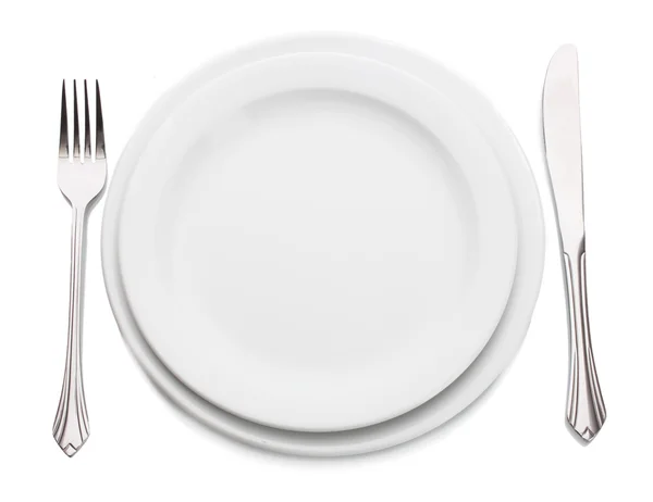 Weißer leerer Teller mit Gabel und Messer isoliert auf weiss — Stockfoto