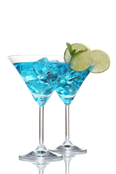 Blauer Cocktail in Martini-Gläsern mit Eis isoliert auf Weiß — Stockfoto