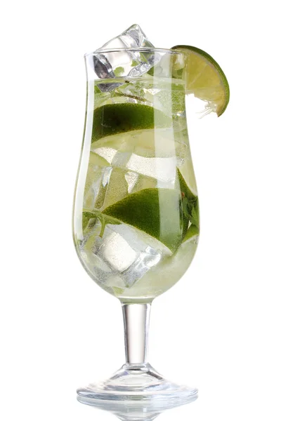 Cocktail med lime och mynta isolerade på vitt glas — Stockfoto