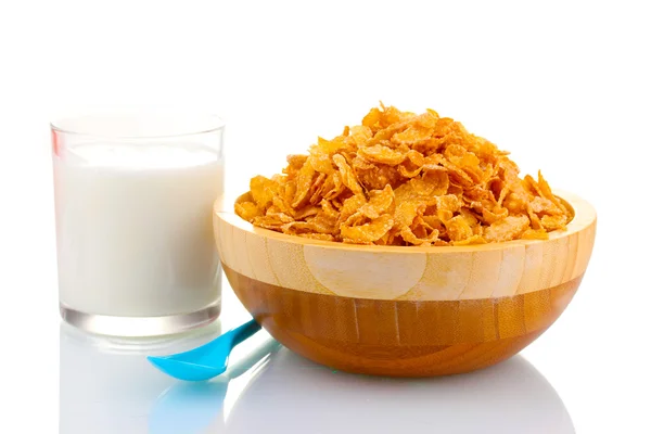 Smakelijke cornflakes in houten kom en glas melk geïsoleerd op wit — Stockfoto
