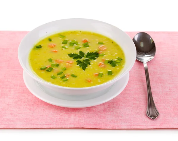 Sopa saborosa na toalha de mesa rosa isolada no branco — Fotografia de Stock