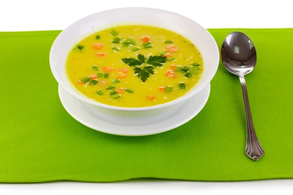 白で隔離される緑のテーブル クロスのおいしいスープ — ストック写真