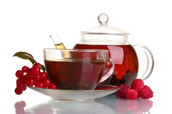 Glas Teekanne und Tasse mit schwarzem Tee von Viburnum, Himbeeren, Limette isoliert — Stockfoto