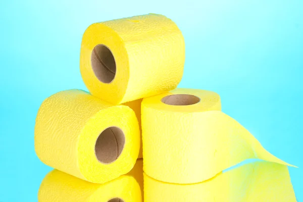 Gelbe Rollen Toilettenpapier auf blauem Hintergrund — Stockfoto
