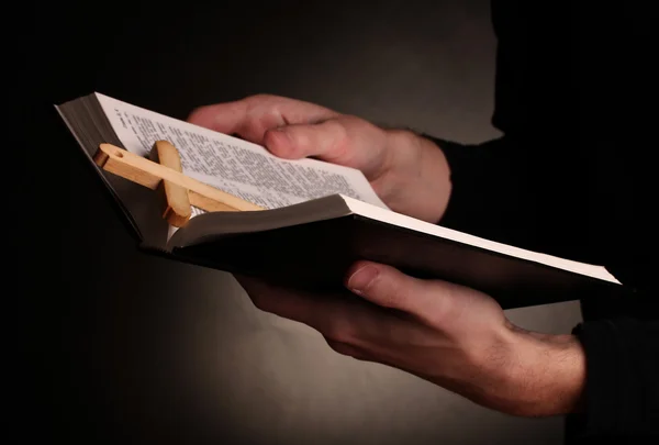 Руки, держащие в руках святую русскую Библию — стоковое фото