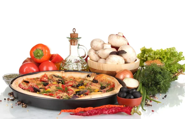 Deliciosa pizza en plato, verduras y especias aisladas en blanco — Foto de Stock