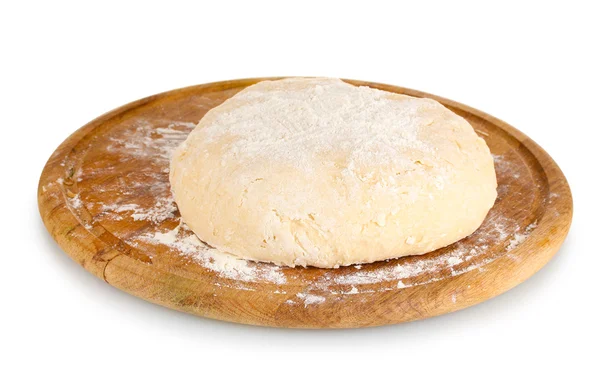 Тесто на деревянной доске изолировано на белом — стоковое фото