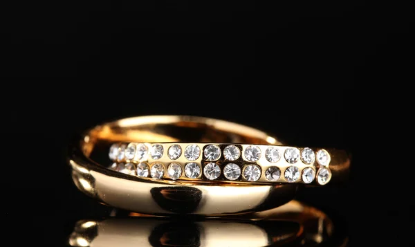 Zlatý prsten na černém pozadí — Stock fotografie