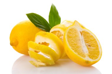 olgunlaşmış yapraklar üzerinde beyaz izole limon