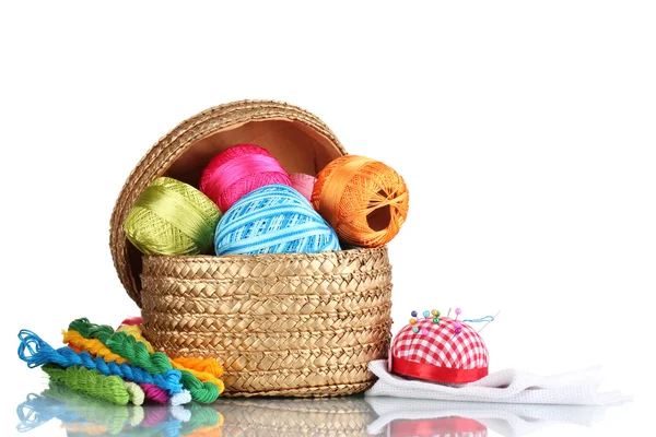 Heldere threads voor handwerk en stof in een rieten mand — Stockfoto